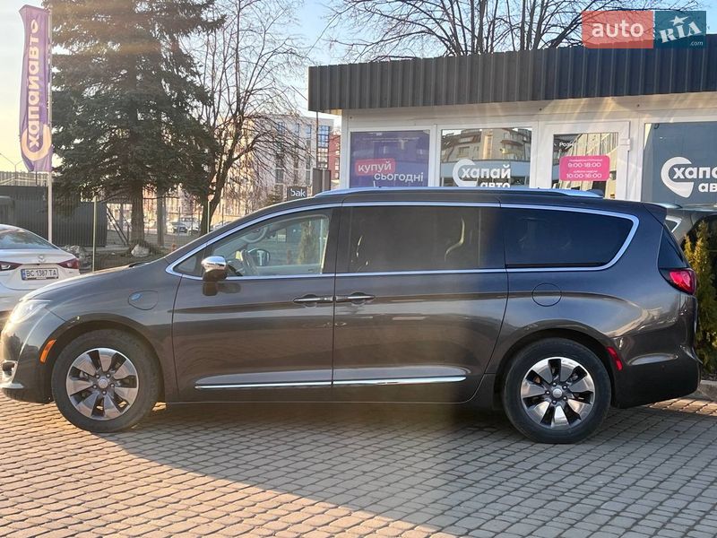 Мінівен Chrysler Pacifica 2018 в Львові