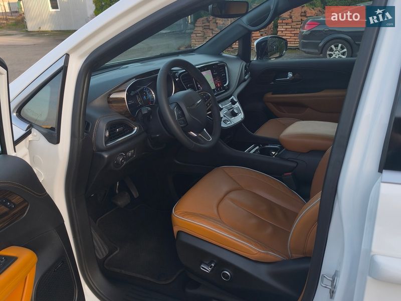 Минивэн Chrysler Pacifica 2023 в Киеве