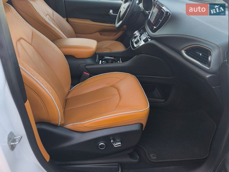 Минивэн Chrysler Pacifica 2023 в Киеве