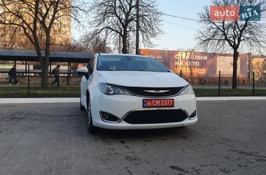 Минивэн Chrysler Pacifica 2020 в Киеве