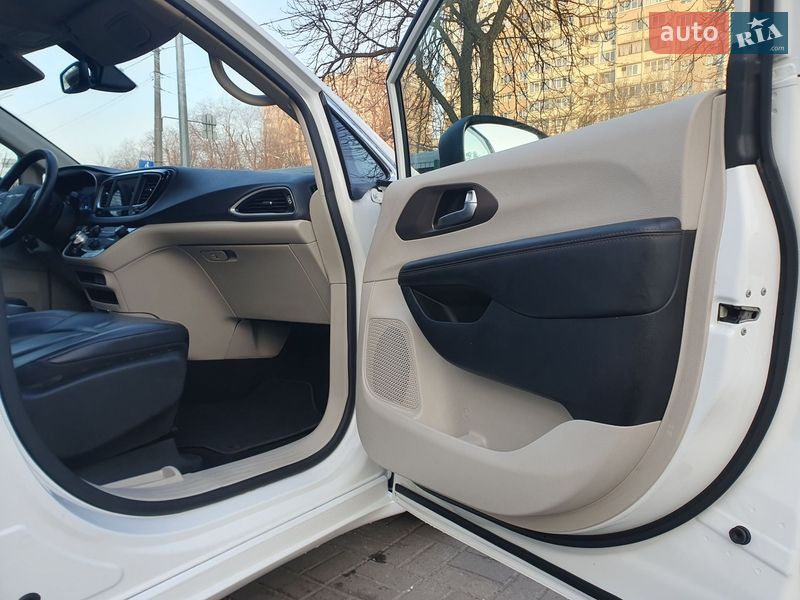 Минивэн Chrysler Pacifica 2020 в Киеве