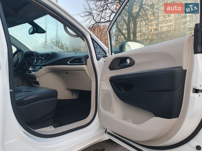 Минивэн Chrysler Pacifica 2020 в Киеве