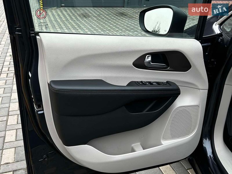 Мінівен Chrysler Pacifica 2019 в Одесі