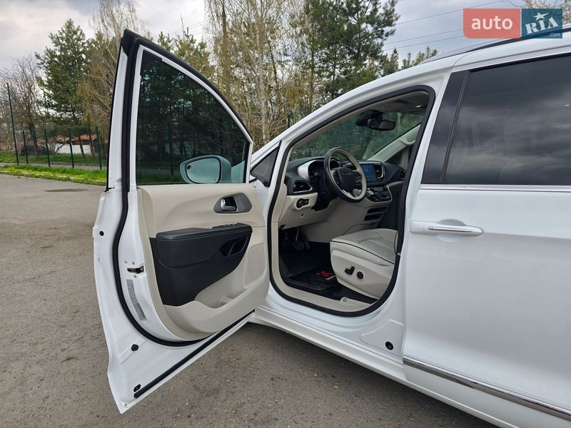 Минивэн Chrysler Pacifica 2017 в Хмельницком