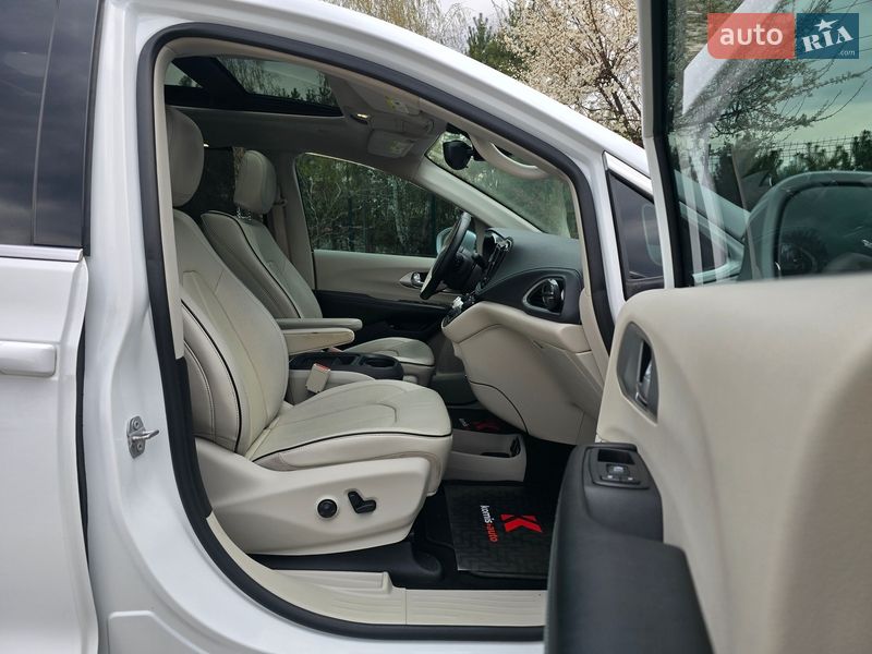 Минивэн Chrysler Pacifica 2017 в Хмельницком