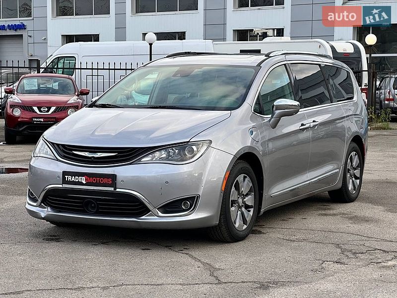 Минивэн Chrysler Pacifica 2017 в Киеве