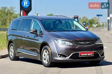 Внедорожник / Кроссовер Chrysler Pacifica 2018 в Киеве