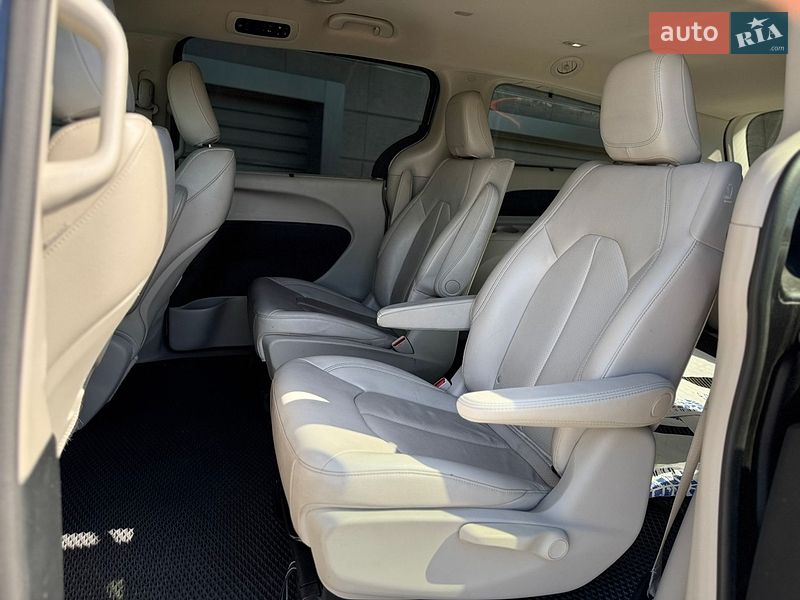 Внедорожник / Кроссовер Chrysler Pacifica 2018 в Киеве