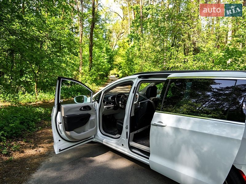Минивэн Chrysler Pacifica 2021 в Киеве