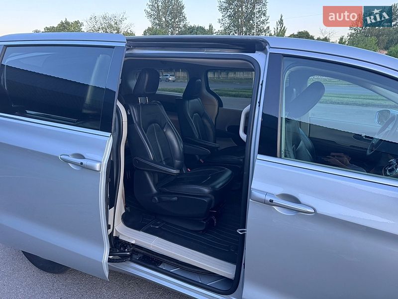 Мінівен Chrysler Pacifica 2022 в Львові