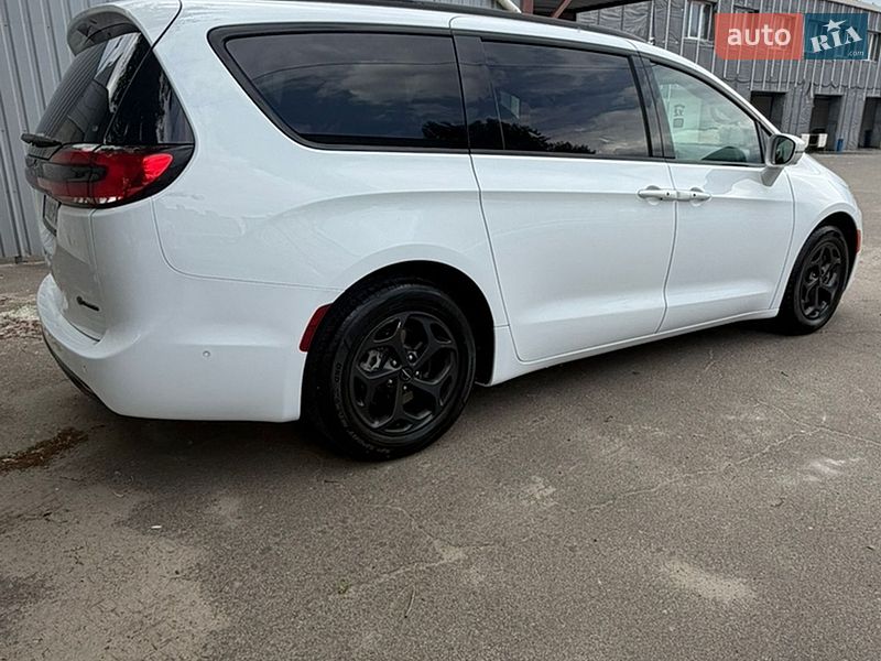 Універсал Chrysler Pacifica 2020 в Києві