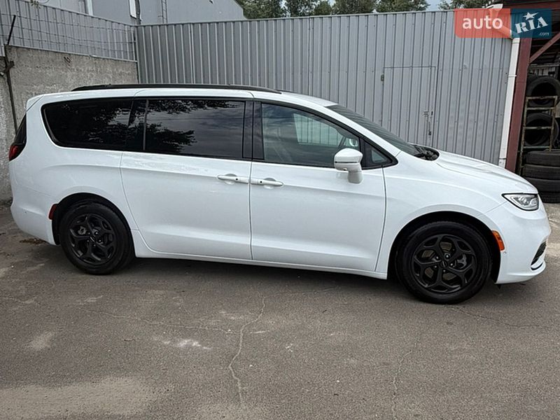 Універсал Chrysler Pacifica 2020 в Києві