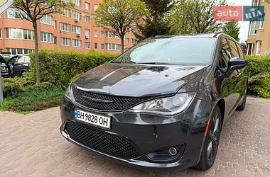 Минивэн Chrysler Pacifica 2019 в Киеве фото Минивэн Chrysler Pacifica 2019 в Киеве