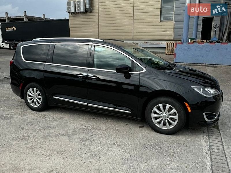 Універсал Chrysler Pacifica 2019 в Рівному