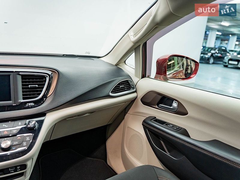 Минивэн Chrysler Pacifica 2018 в Киеве