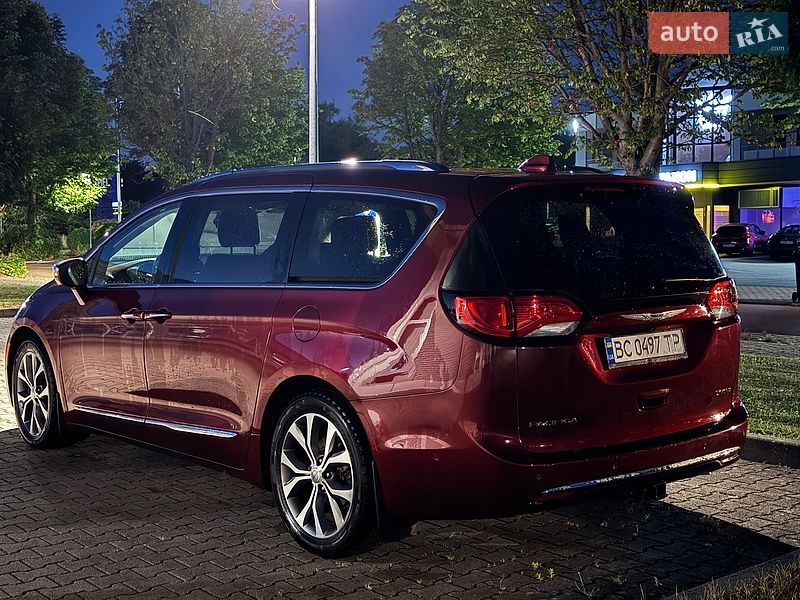 Внедорожник / Кроссовер Chrysler Pacifica 2016 в Ирпене