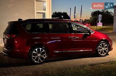 Внедорожник / Кроссовер Chrysler Pacifica 2016 в Ирпене