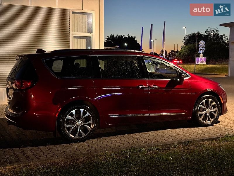Внедорожник / Кроссовер Chrysler Pacifica 2016 в Ирпене