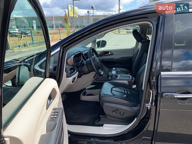 Мінівен Chrysler Pacifica 2018 в Києві