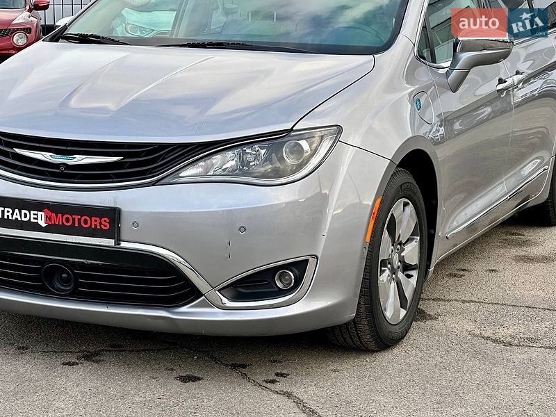 Мінівен Chrysler Pacifica 2017 в Києві