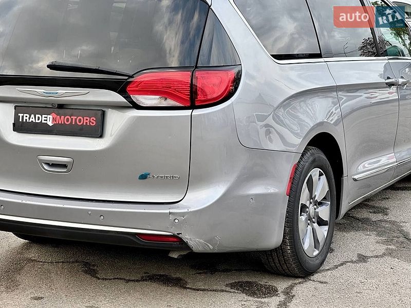 Мінівен Chrysler Pacifica 2017 в Києві