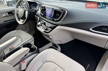 Мінівен Chrysler Pacifica 2017 в Києві