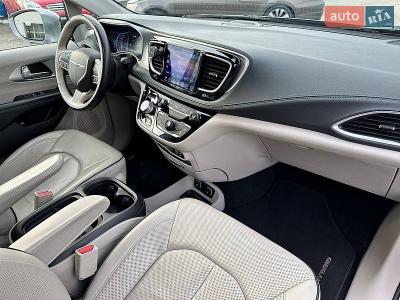 Мінівен Chrysler Pacifica 2017 в Києві