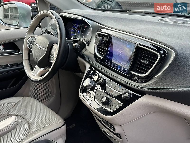 Мінівен Chrysler Pacifica 2017 в Києві