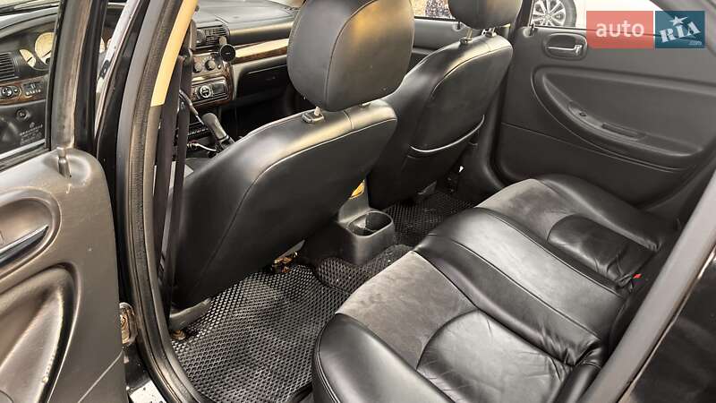 Седан Chrysler Sebring 2004 в Вышгороде