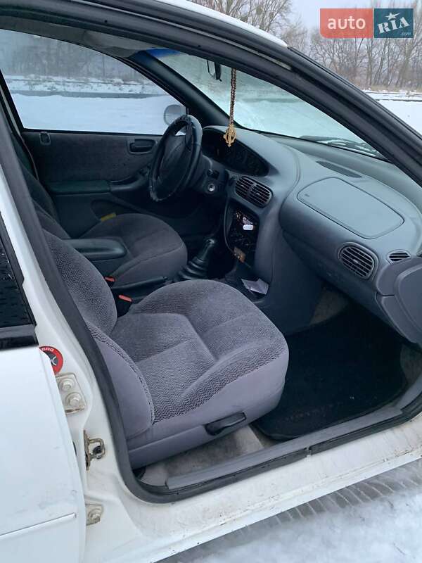 Седан Chrysler Stratus 1996 в Каневе