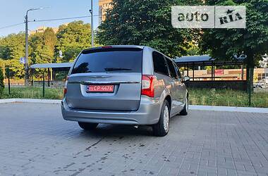 Минивэн Chrysler Town & Country 2016 в Киеве