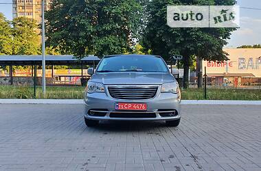 Минивэн Chrysler Town & Country 2016 в Киеве