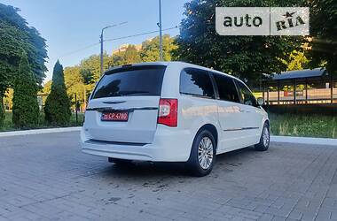 Минивэн Chrysler Town & Country 2016 в Киеве