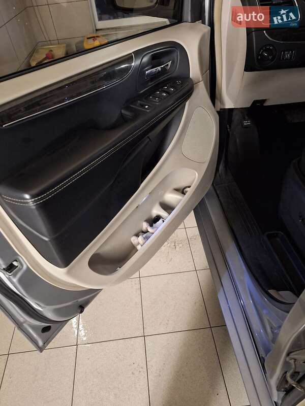 Мінівен Chrysler Town & Country 2013 в Києві