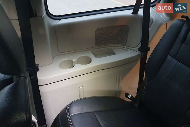 Минивэн Chrysler Town & Country 2014 в Киеве