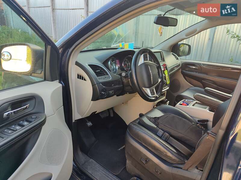 Минивэн Chrysler Town & Country 2014 в Киеве