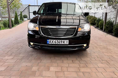 Минивэн Chrysler Town & Country 2016 в Киеве