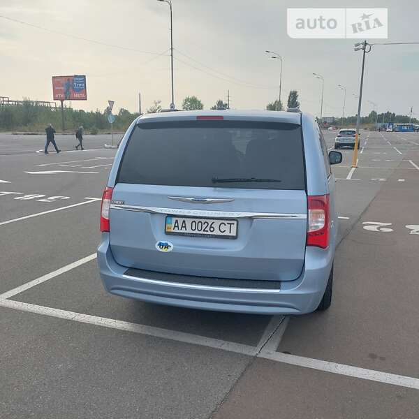 Мінівен Chrysler Town & Country 2016 в Києві