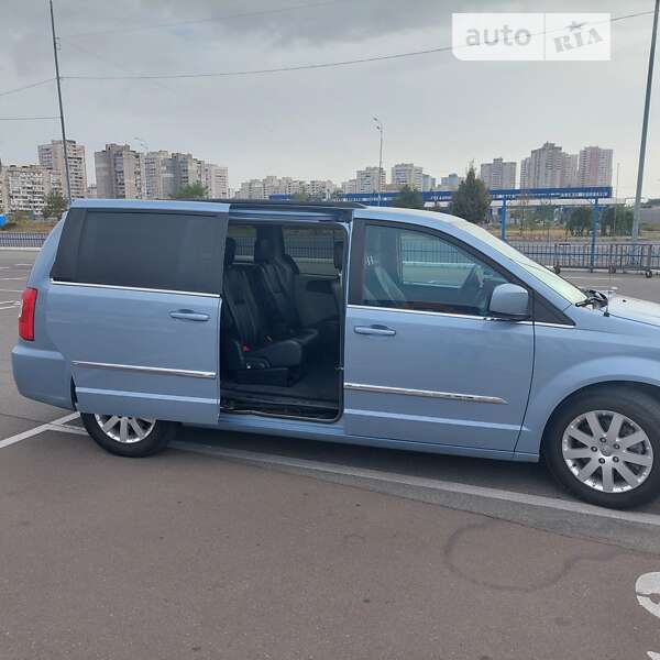 Мінівен Chrysler Town & Country 2016 в Києві