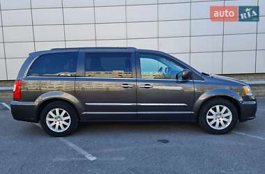Минивэн Chrysler Town & Country 2015 в 