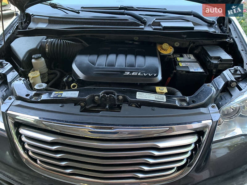 Мінівен Chrysler Town & Country 2014 в Василькові