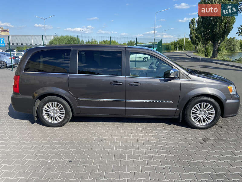Мінівен Chrysler Town & Country 2014 в Василькові