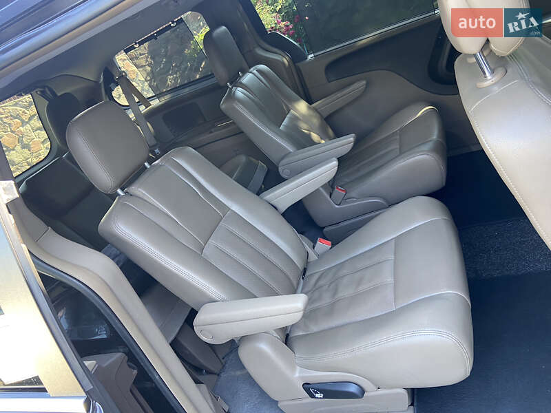 Мінівен Chrysler Town & Country 2014 в Василькові