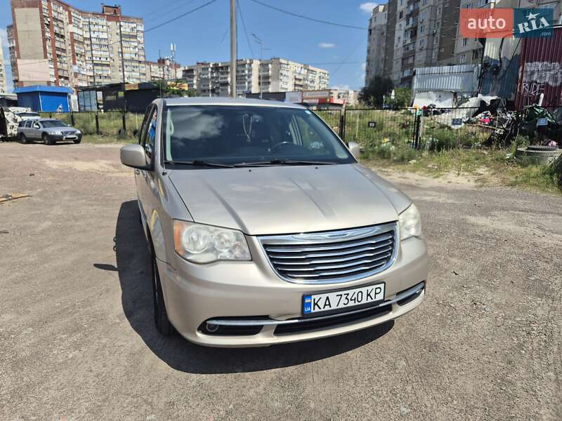Мінівен Chrysler Town & Country 2014 в Києві фото 2 Мінівен Chrysler Town & Country 2014 в Києві