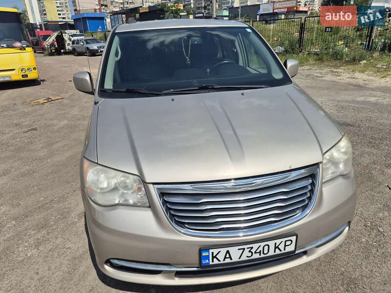 Мінівен Chrysler Town & Country 2014 в Києві фото 9 Мінівен Chrysler Town & Country 2014 в Києві