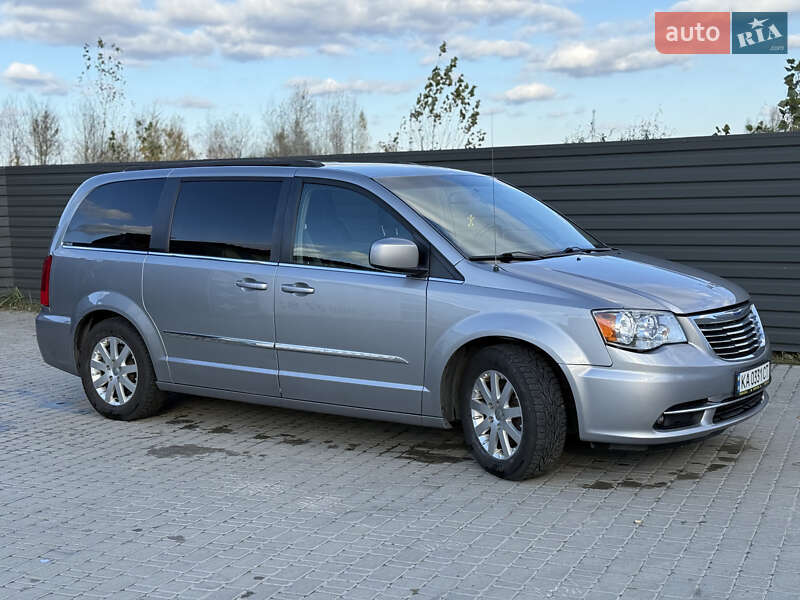 Минивэн Chrysler Town & Country 2016 в Киеве фото 3 Минивэн Chrysler Town & Country 2016 в Киеве