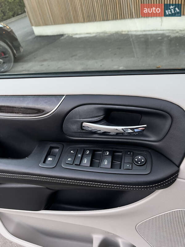 Минивэн Chrysler Town & Country 2012 в Виноградове