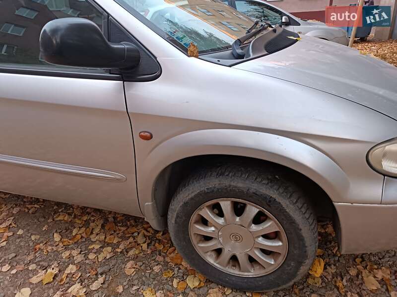 Минивэн Chrysler Voyager 2003 в Мукачево