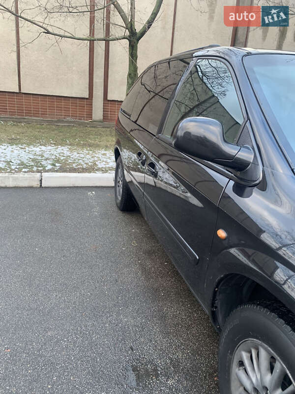 Минивэн Chrysler Voyager 2005 в Киеве