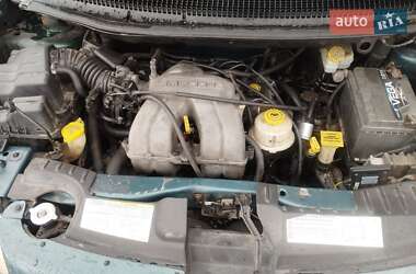 Минивэн Chrysler Voyager 2001 в 